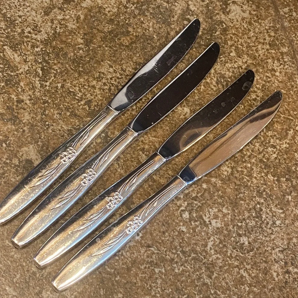 Oneida Dinner Knives 4pc Silver Enchantment Gentle Rose Silver Plated Flatware